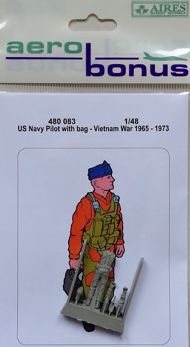 1/48 US Navy pilot with bag (Vietnam War 1965-73)