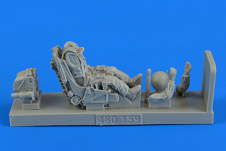 1/48 Soviet Fighter Pilot w/ ejection seat (Su-27)