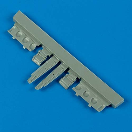 1/48 P-40 Warhawk undercarriage covers (HAS)