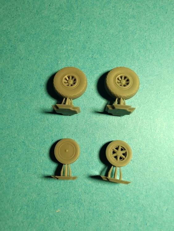 1/72 Tigercat wheels with treads (FLY)